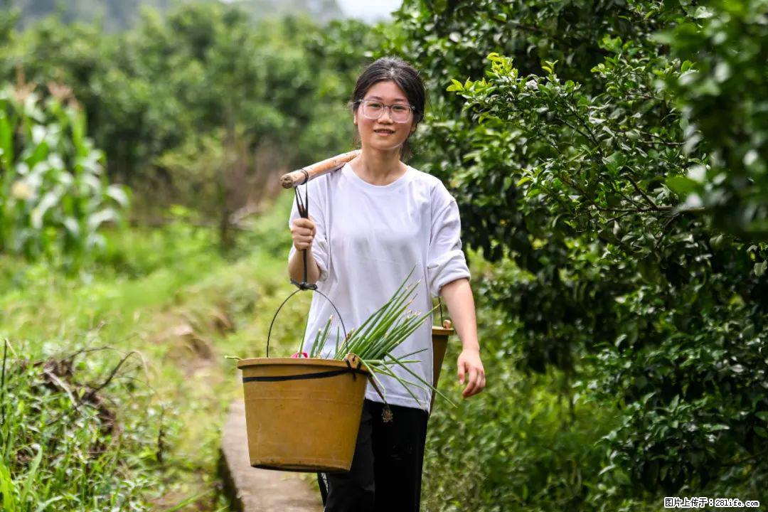 全网追的“扁担女孩”,找了一份暑假工,时薪12元 - 济宁生活资讯 - 济宁28生活网 jining.28life.com