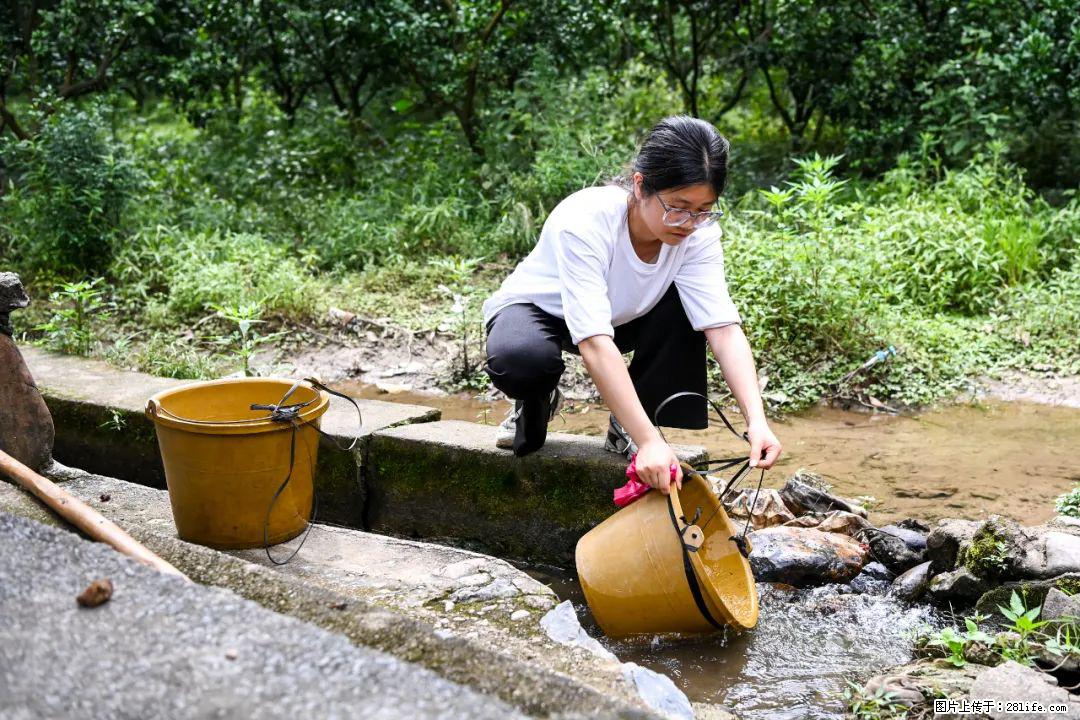 全网追的“扁担女孩”,找了一份暑假工,时薪12元 - 济宁生活资讯 - 济宁28生活网 jining.28life.com