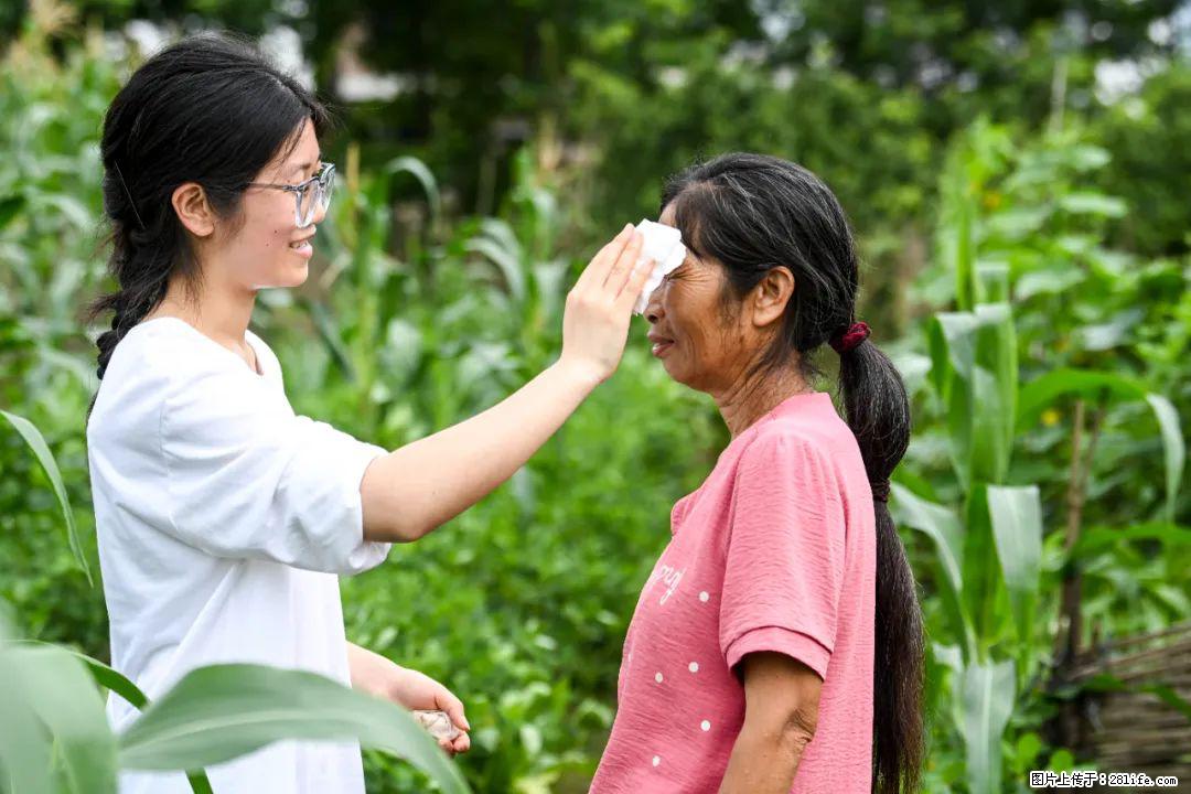 全网追的“扁担女孩”,找了一份暑假工,时薪12元 - 济宁生活资讯 - 济宁28生活网 jining.28life.com