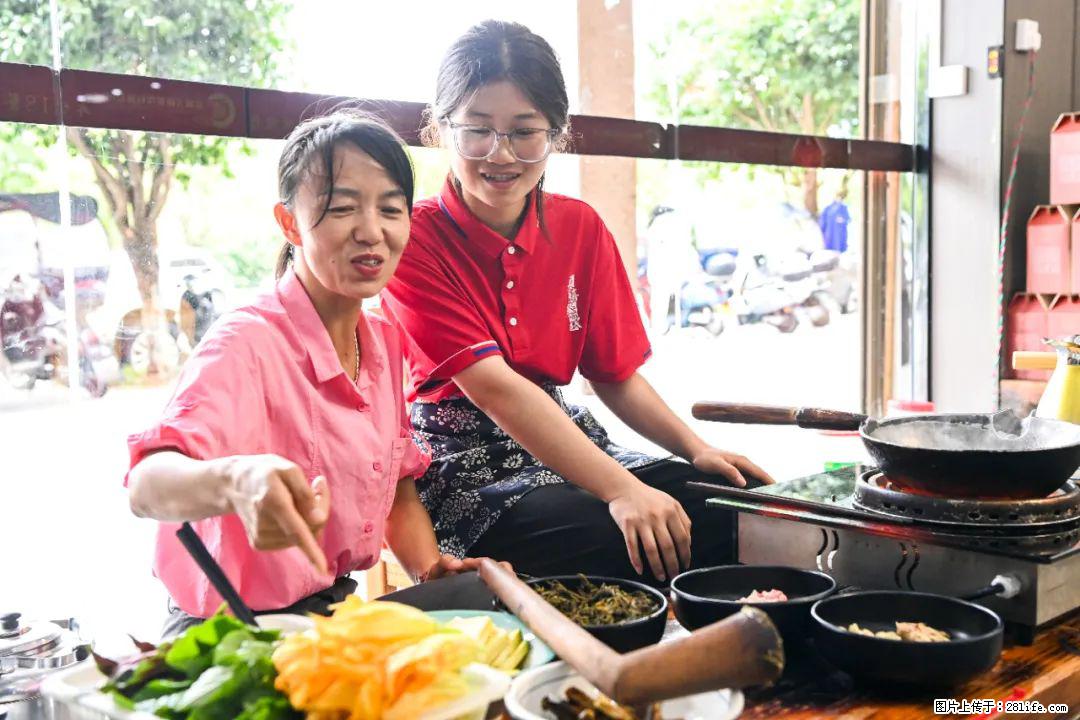 全网追的“扁担女孩”,找了一份暑假工,时薪12元 - 济宁生活资讯 - 济宁28生活网 jining.28life.com