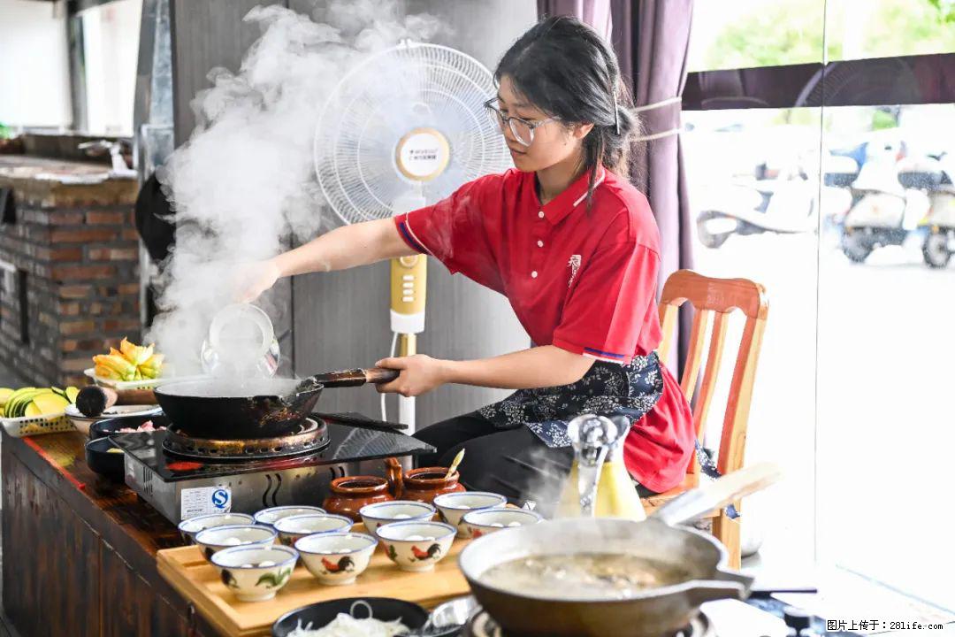 全网追的“扁担女孩”,找了一份暑假工,时薪12元 - 济宁生活资讯 - 济宁28生活网 jining.28life.com